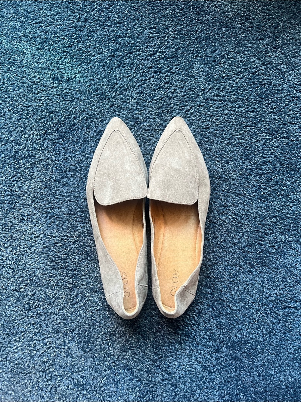 EUC 10 Women’s Pointed Toe Faux Suede Gray Flats